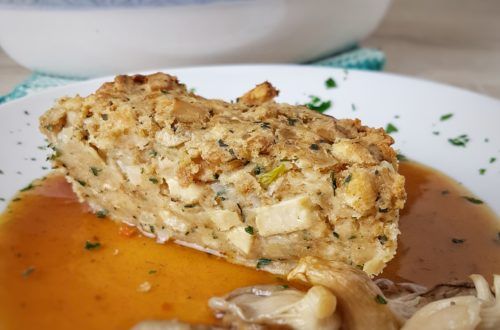 veganer Semmelknödel-Auflauf und Austernpilze aus dem Ofen