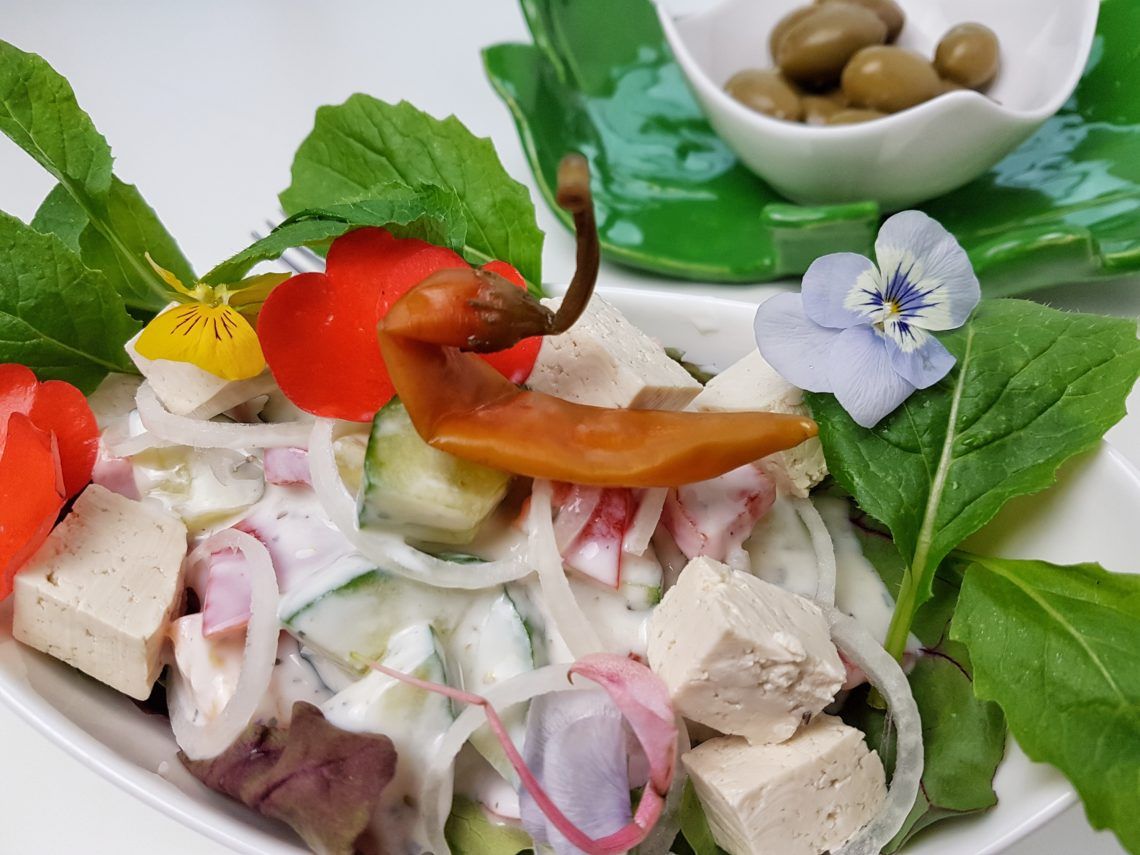 veganer Griechischer Salat mit Tofu statt Feta