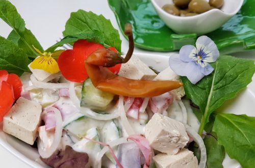 veganer Griechischer Salat mit Tofu statt Feta