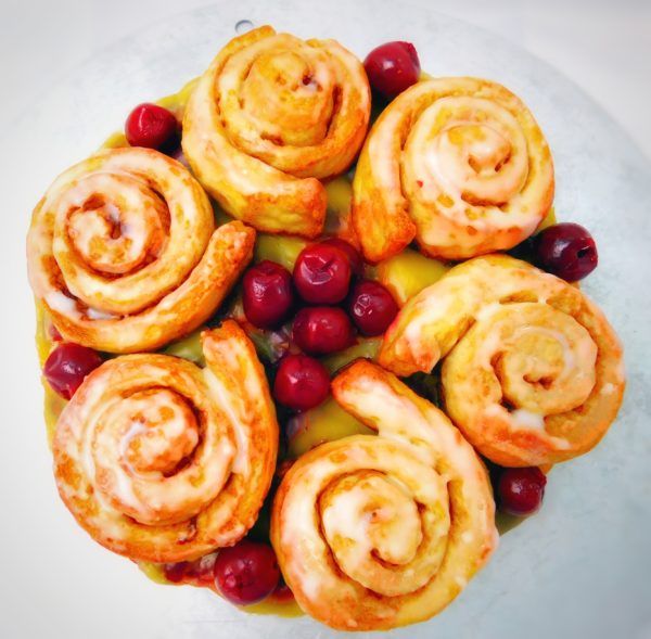 Schoko-Vanille-Kirsch-Kuchen mit Zimtschnecken - Mohnolog