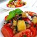 frischer Auberginensalat mit Tomaten und Basilikum