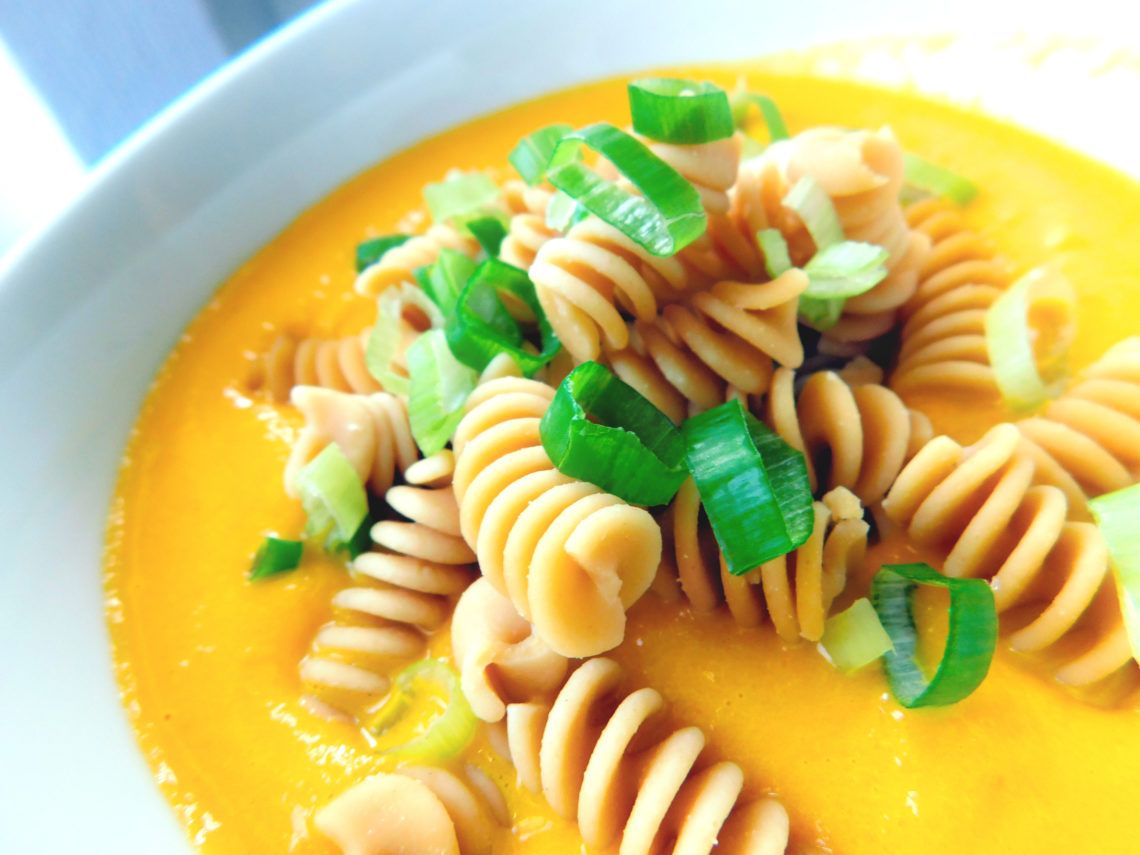 Kokos-Karotten-Suppe mit Kichererbsen Pasta, low carb,glutenfrei und vegan