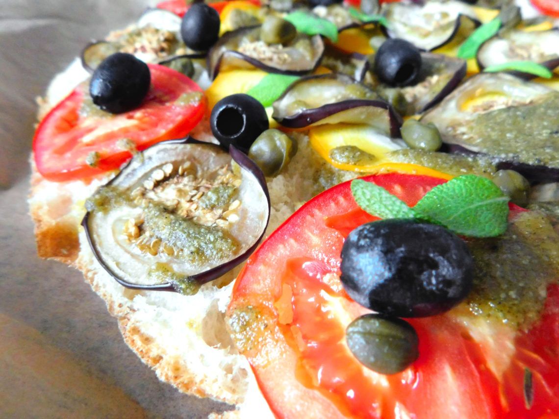 Mediterran belegte Fladenbrot Pizza mit Salbei Creme