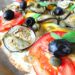 Mediterran belegte Fladenbrot Pizza mit Salbei Creme