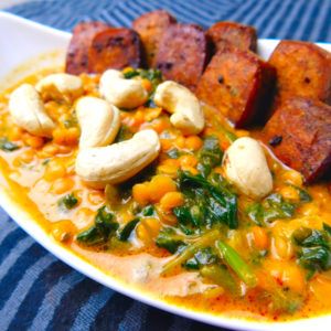 veganes Curry mit roten Linsen, Spinat und mariniertem Tofu