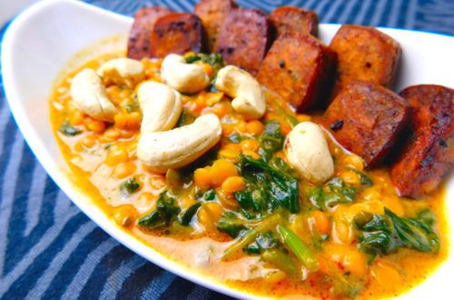 veganes Curry mit roten Linsen, Spinat und mariniertem Tofu